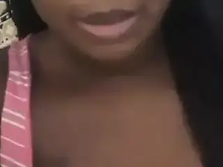 Morena muito gostosa extraindo leite