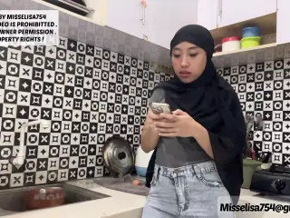 MUSLIM MOM VISIT MASSAGE SHOP, MASSEUR WANNA SEX SLIDING HIS DICK