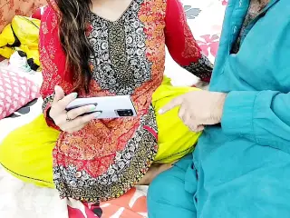 PAKISTANI REAL HUSBAND WIFE WATCHING DESI PORN ON MOBILE THAN HAVE ANAL SEX WITH CLEAR HOT HINDI AUDIO