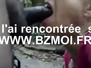 Une vieille suce un black dans les bois