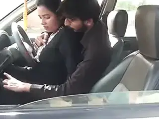 Bhai ne bahan ko car me choda