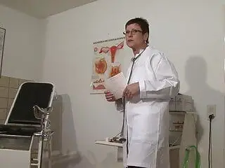 Die Frauenaerztin wenn kein Kunde da ist