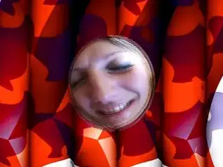 Mann schiebt ihr die Weinflasche rein