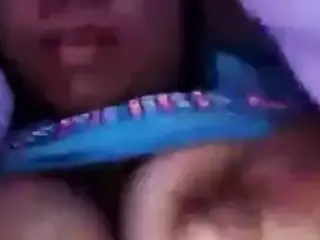 1132 Gata safada mostrando os peitinhos