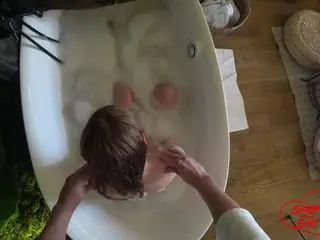 She came on vacation and immediately got a creampie in the bath