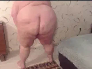 BBW granny shakes ass