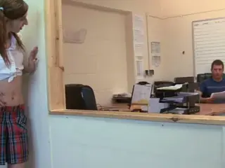 kleine schlampe ist richtig notgeil auf den Chef