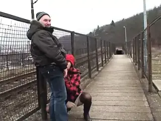 Outdoor an der Bahnschine die junge Brunette gefickt