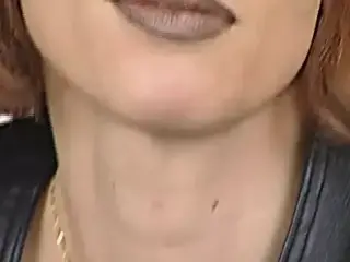 Piercing Pussy Milf rammt sich den Dildo nur so rein