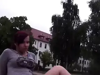 Dreiste.. Fotze wichst mitten auf Schulhof!