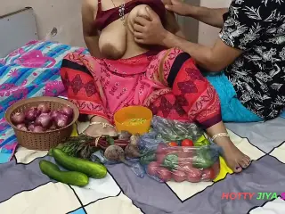 XXX Bhojpuri Bhabhi, while selling vegetables, showing off her fat nipples, got chuckled by the customer!