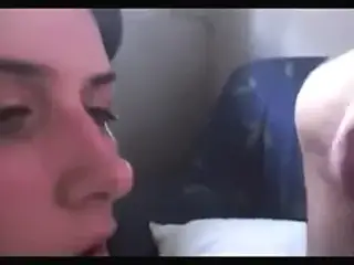 Lora se chuka na divana