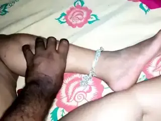 soti hui bhabhi ki gand me ungli kiya