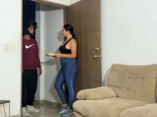 Busty Colombian babe gets skinny delivery guy fucked with a tip