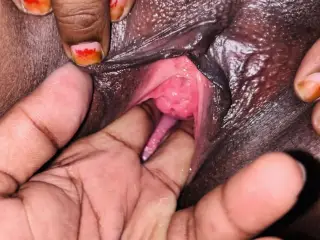 Gulabi chut me ungli dal kar pani nikal diya