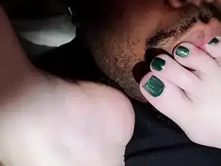 Sucking in the Mature Queens toes