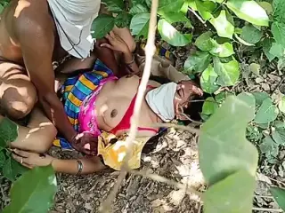 Jungle mein Mangal manate hue pakde gayi aurat