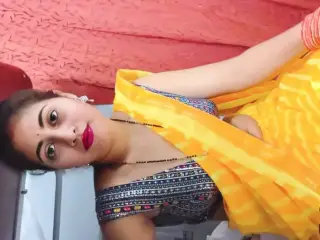 Indian Siya Bhabhi Honeymoon in Train with Strange Passenger