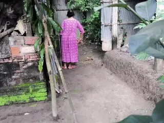 I see my aunty cleaning the yard, I hugged her and started fucking