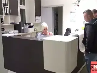 Beim Arzt wird schwanz kontrolle von Doktorin