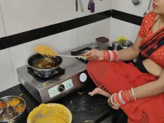 Komal ne Diwali ke namkeen bana Rahi thi yahi par devar ne chakhi chut
