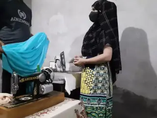 Beautiful Muslim Girl Gets Ass Fucked By Tailor, indian darji ne gaand mari