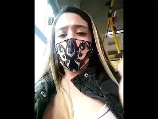 Veli v avtobusa si pipa mirizlivata sliva