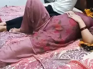 Sardi me Stepmom ke sath bed share kiya to Stepmom ki moti gand ko choda with hindi audio