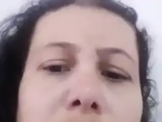 Roberta mostrando peitinho na live