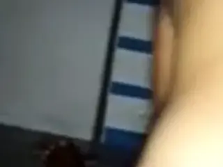 Sentado de costa pro papai