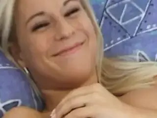 Notgeile Blonde schlampe masturbiert damit du fuer sie komms