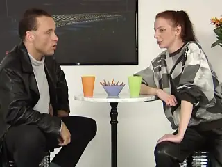 rothaarige steck sich das erste mal dildo in die muschi