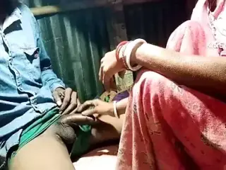 Village Indian bhabhi ka ghar mein jakar chudai Kiya