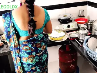 ( Kichen sex )6) Mami khana khane baithi hai jab tak chod lete hai