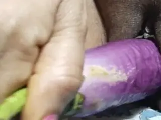 Indian aunty ne desi andaz me baigan ke sath handjob kiya