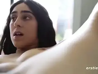 Layla kommt zum Fingern vorbei