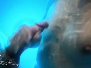 SEX IN POOL ON HOLIDAY - HUGE UNDERWATER CUMSHOT