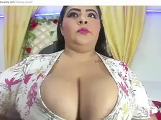 bbw with massive tits is chill on cam