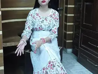 Pdosi hua tharki bhabhi ko dekh gaand mari bhabhi ki ghr pe