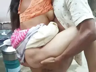 Soniya Bhabhi pani bharte bharte Chudwane lagi apne chote daver se